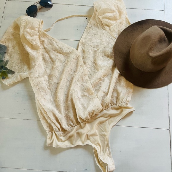 Astr Tops - ASTR the label ivory v neck floral lace bodysuit NWOT size M